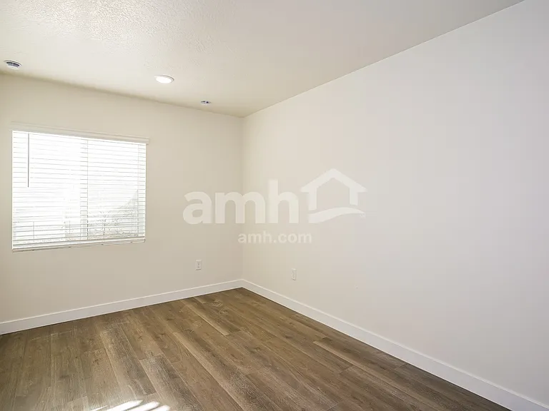 1432 W Mahogany St — Photo 9