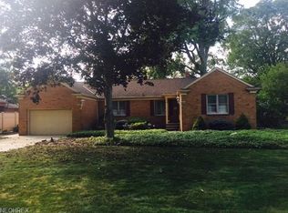 1046 Melrose Dr, Westlake, OH 44145
