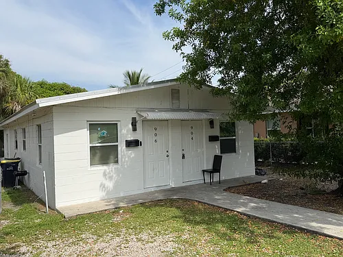 906 SE Tarpon Ave #B Photo 1