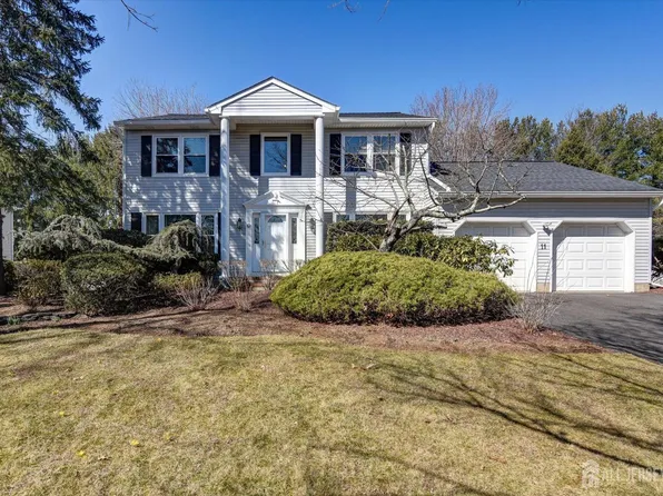 11 Chatham Ridge Dr, Freehold, NJ 07728