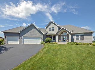 2996 Fairway Dr, Chaska, MN 55318