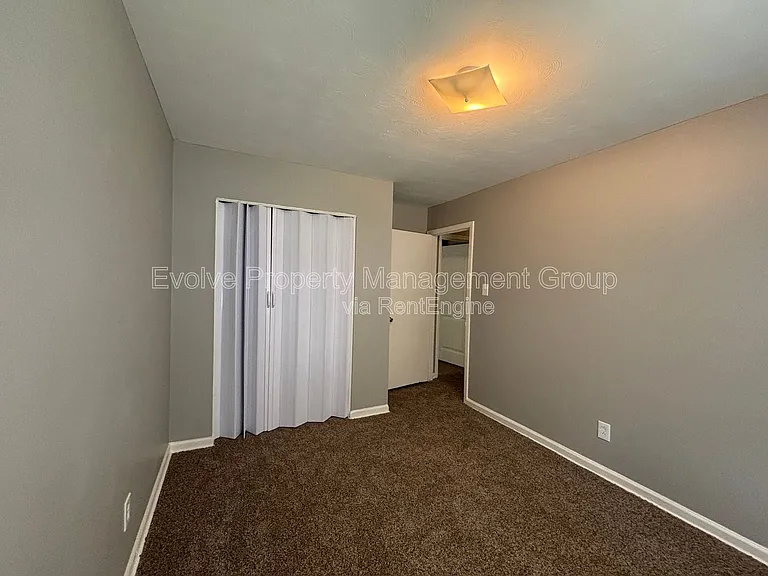 4268 Glenbrook St — Photo 11