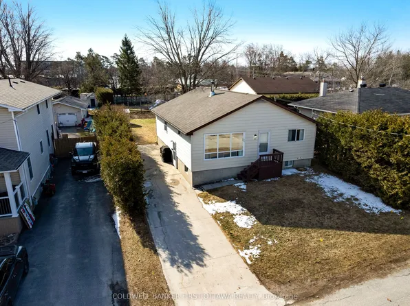 50 Robinson St, Perth, ON K7H 2E8