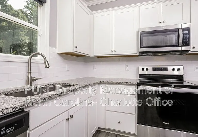 327 Silverleaf Dr — Photo 7