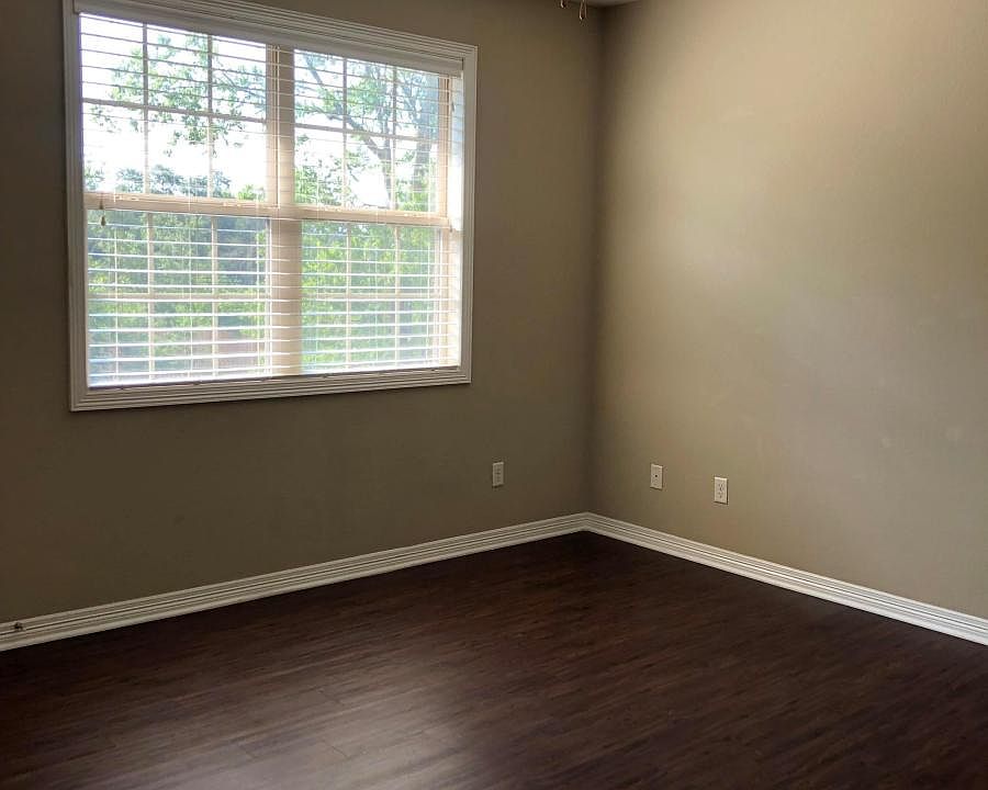 1st image of 206 Walton Dr