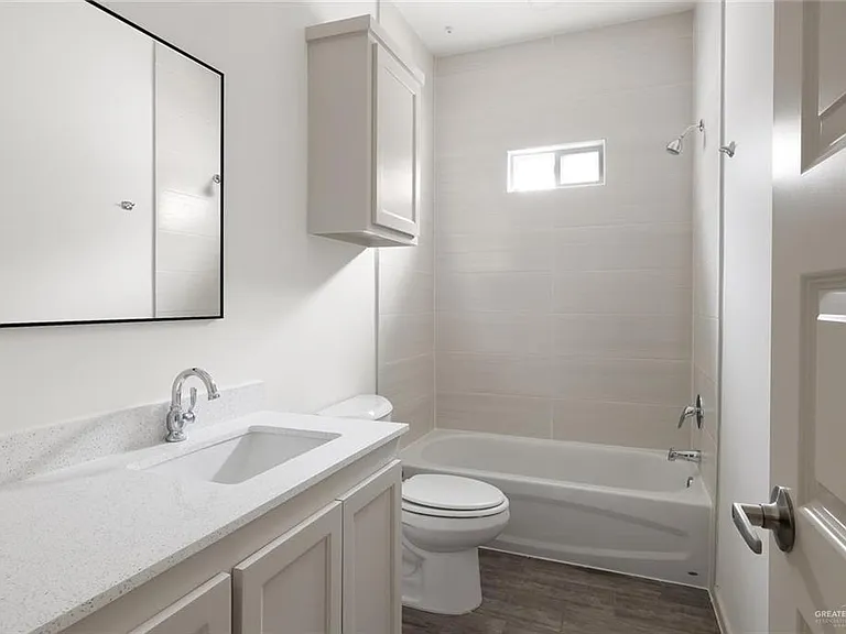 848 Deluxe St #4 — Photo 7