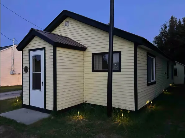17 Glashaw St, Saint Ignace, MI 49781
