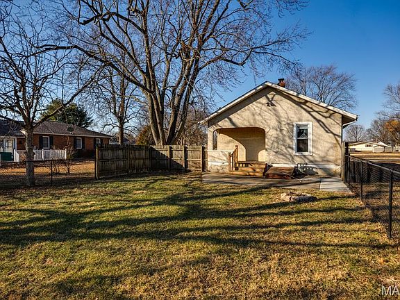 5th image of 811 Adams St