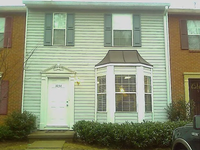 1054 Wedgewood Ln photo 1