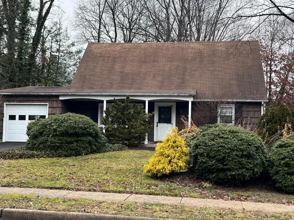 16 Colonial Lake Dr, Lawrence Township, NJ 08648