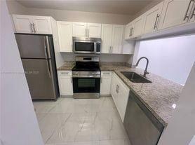 10353 NW 8th St, Hollywood, FL