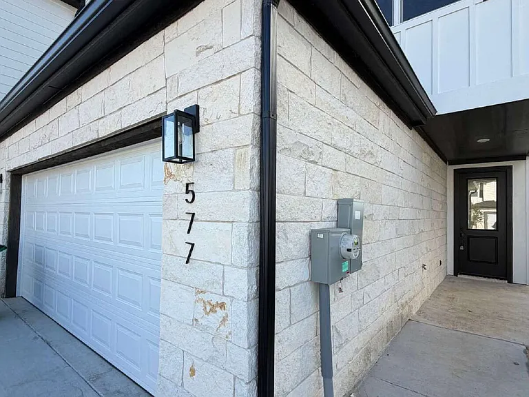 577 Galt Dr — Photo 2