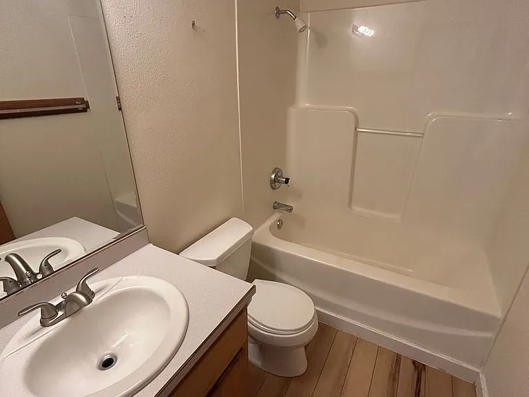 824 NE Ashby Ct — Photo 7
