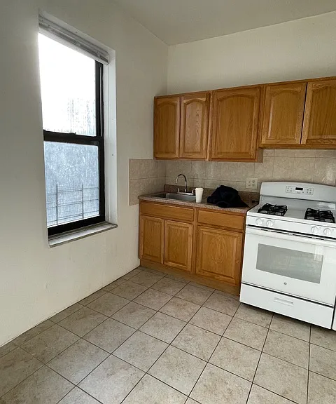 31-32 32nd St #3B — Photo 2