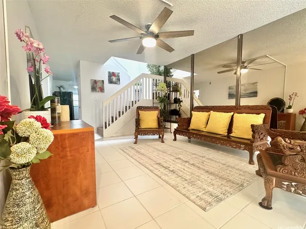521 Pepeekeo St APT 8, Honolulu, HI 96825