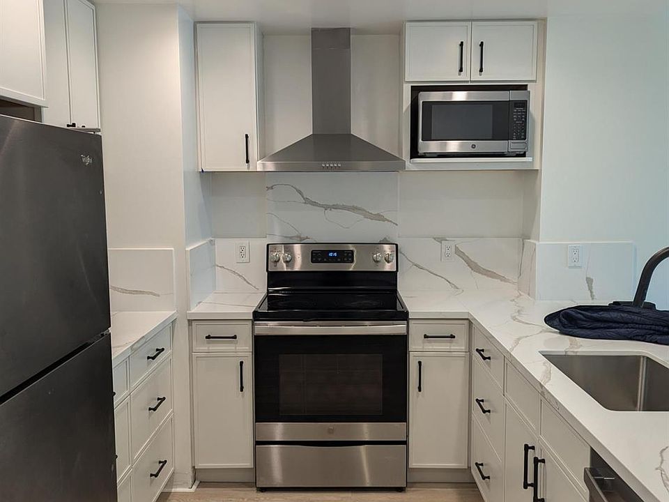 1st image of 260 King St Unit 465