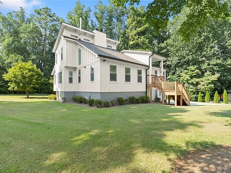 404 Way Bridge Ct NE — Photo 2