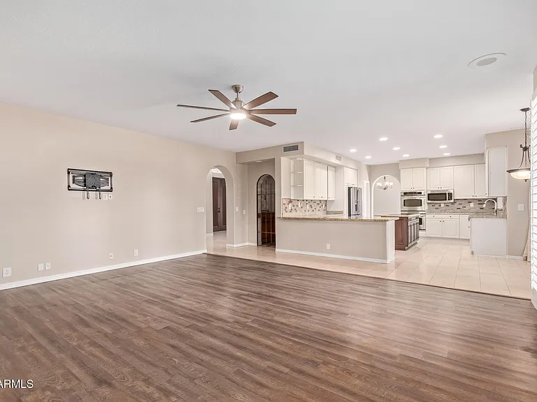 1211 E Desert Flower Ln — Photo 16