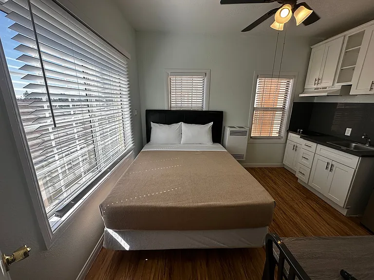 Soto Rose Apartments — Photo 15