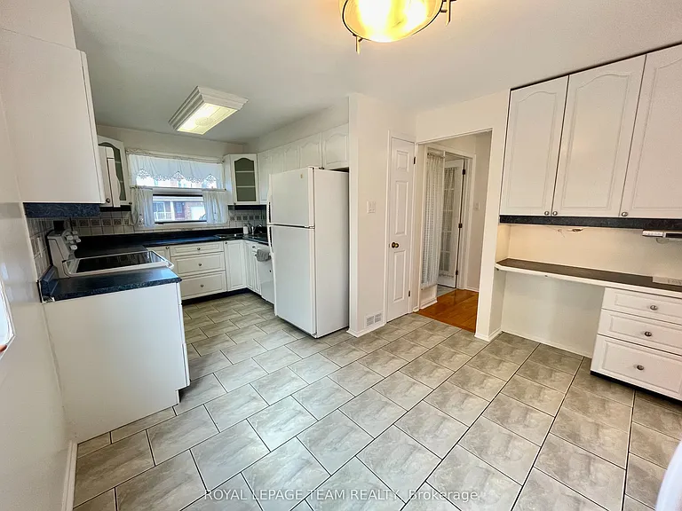 128 Pinetrail Cres — Photo 11