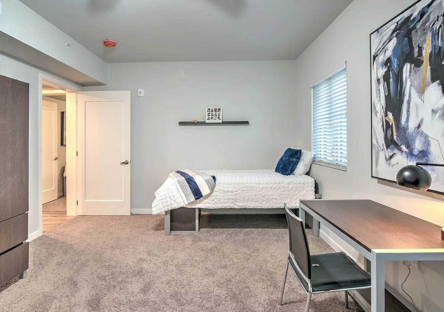 Den — Photo 4