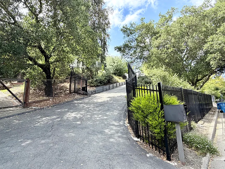 27 Saint Stephens Dr — Photo 15