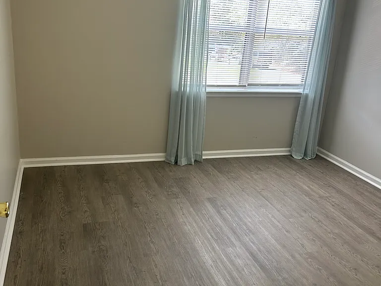 748 Elaine St — Photo 5