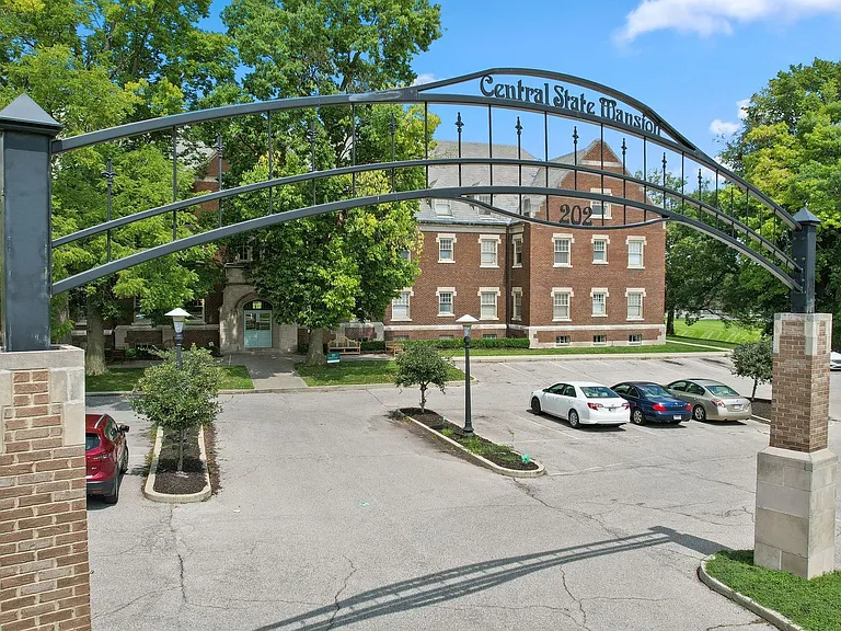 Central State Mansion — Photo 2
