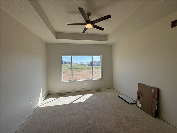 5th image of 223 Manor Dr