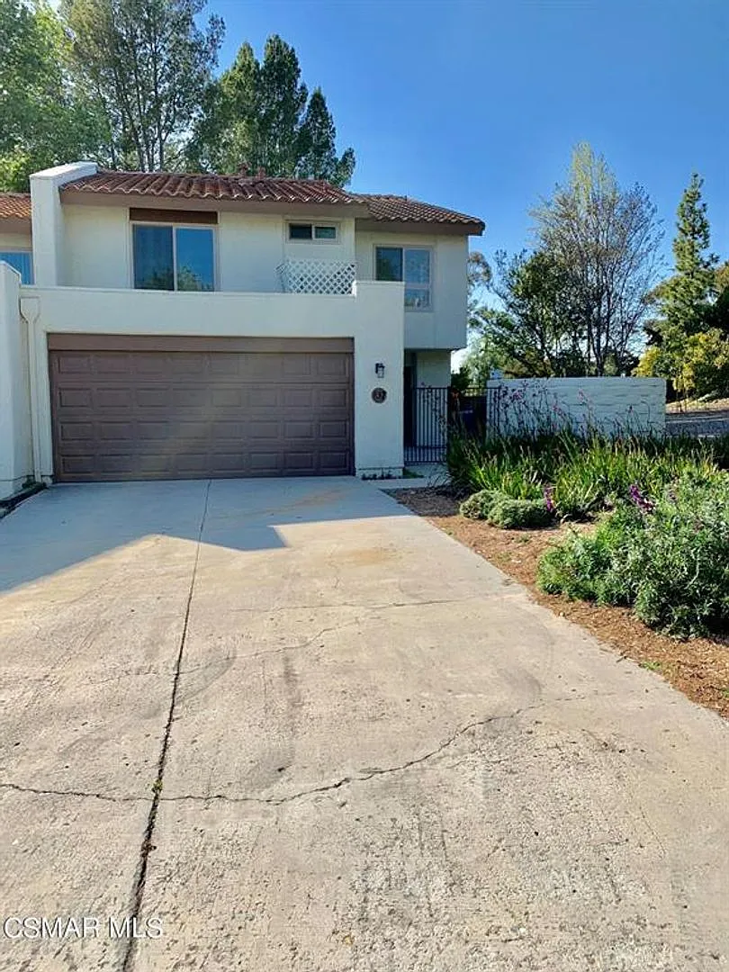 Move in Ready! Sought out Racquet Club Villas — Photo 2