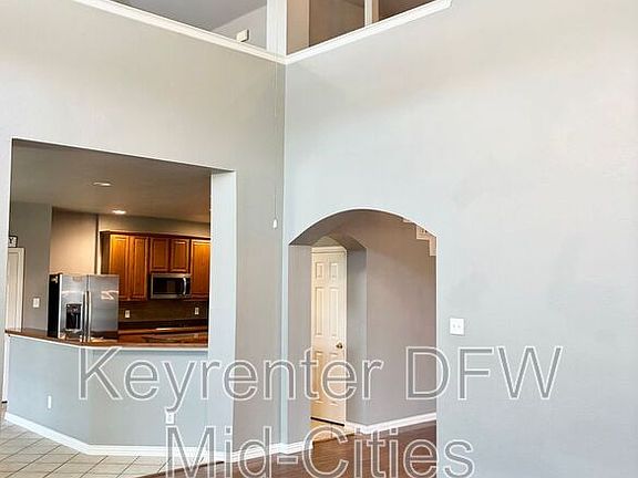 5th image of 409 Royal Crest Dr