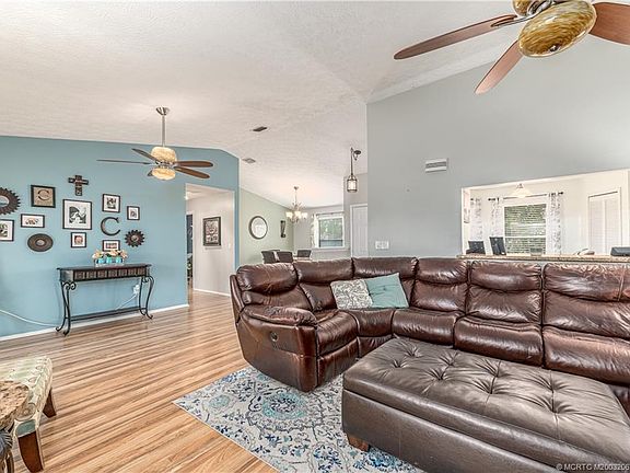 5th image of 831 SE Sweetbay Ave