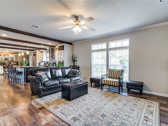 5th image of 135 Wooded Creek Ln