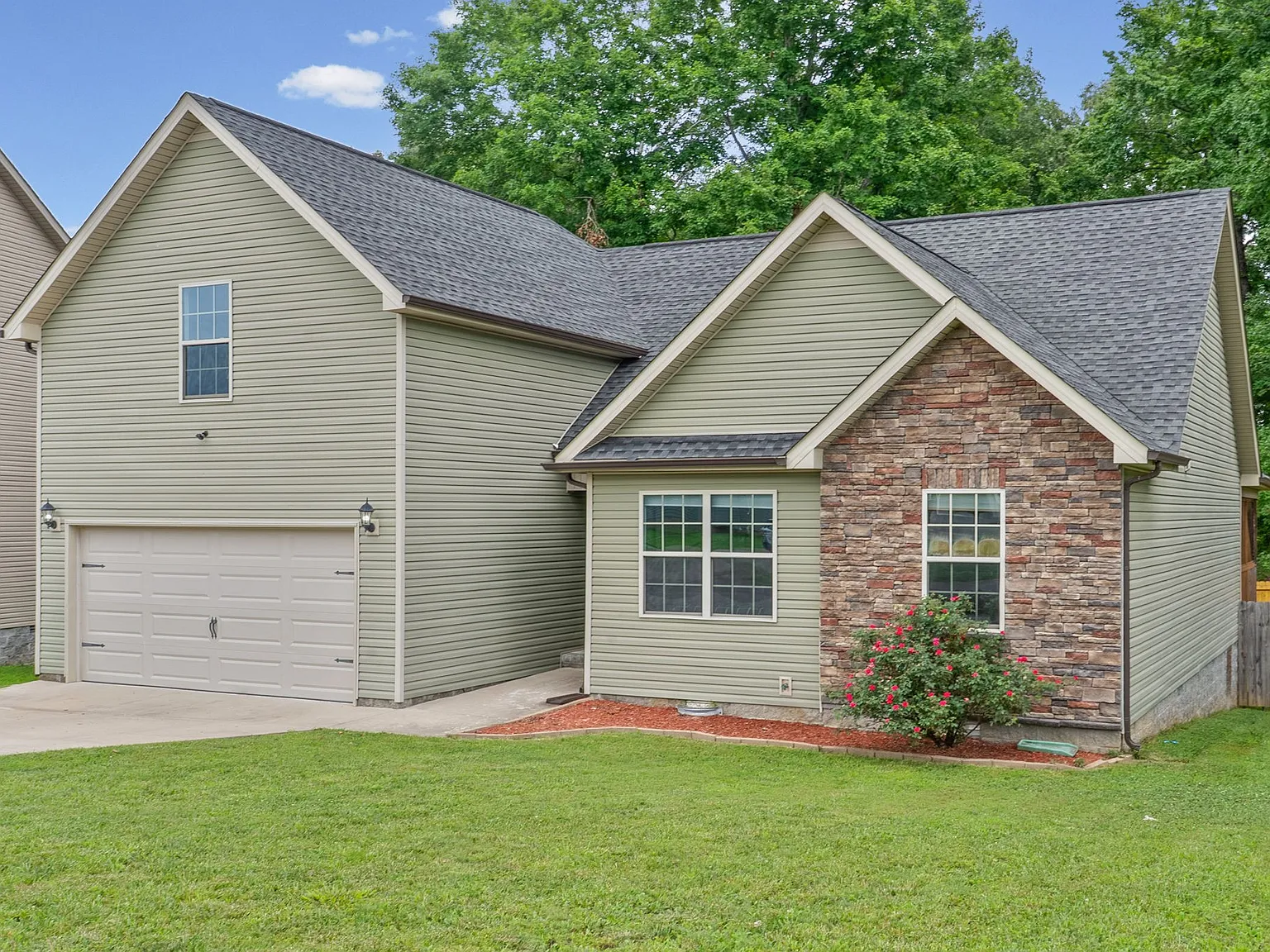 4 bed, 2.5 bath, 1910 sqft, $2,100 — Photo 2