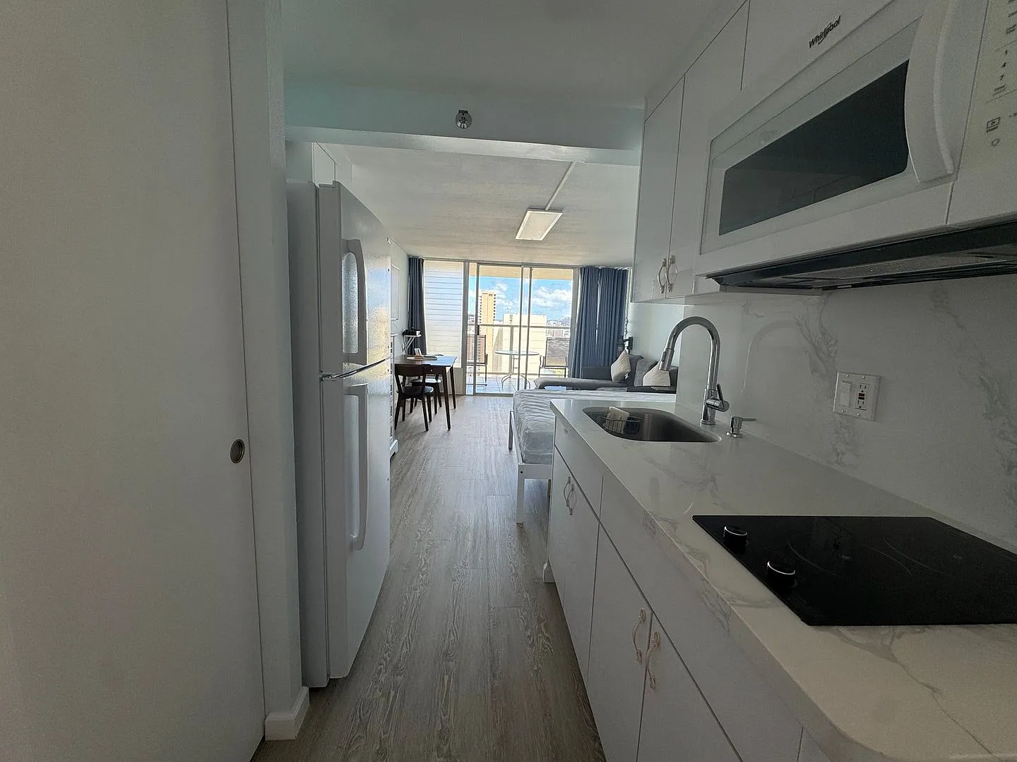 High-Floor Island Colony Studio w/Huge Lanai + Stunning Waikiki Views — Photo 1