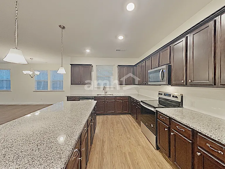 331 Elmhurst Dr — Photo 3