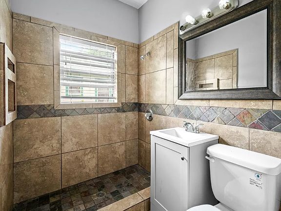 5th image of 2411 Catherine St Unit B