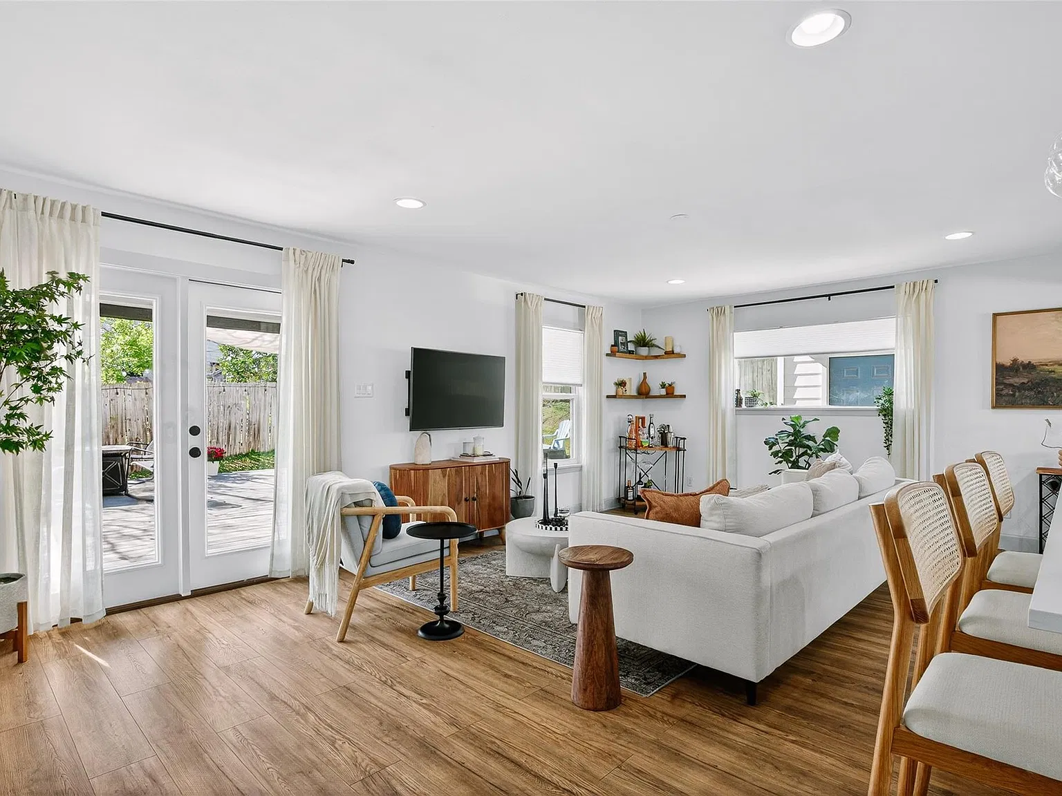 4 bed, 2.5 bath, 1984 sqft, $2,950 — Photo 1