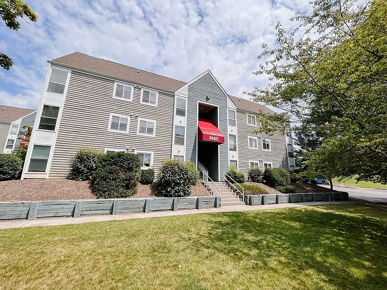 1470 E Seneca Dr — Photo 1