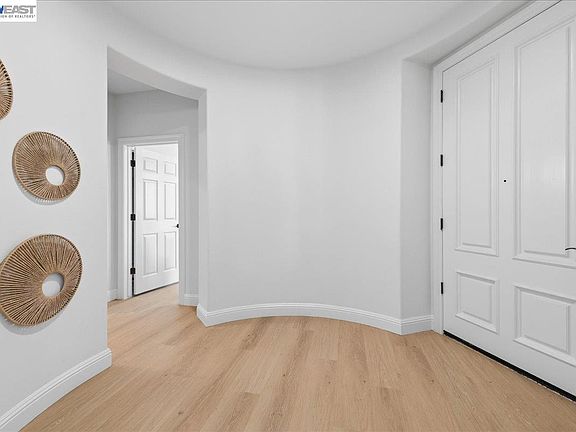 4th image of 5099 Round Hill Dr