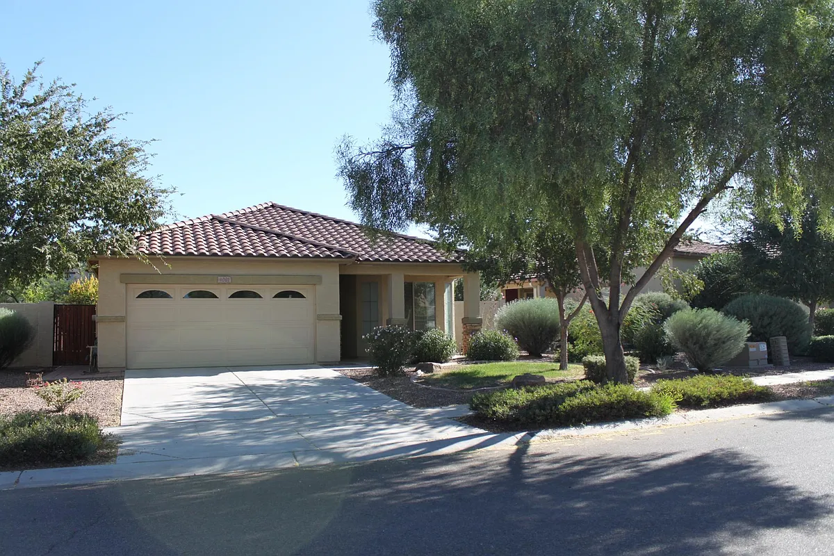 Building Photo - 4091 S Vineyard Ave