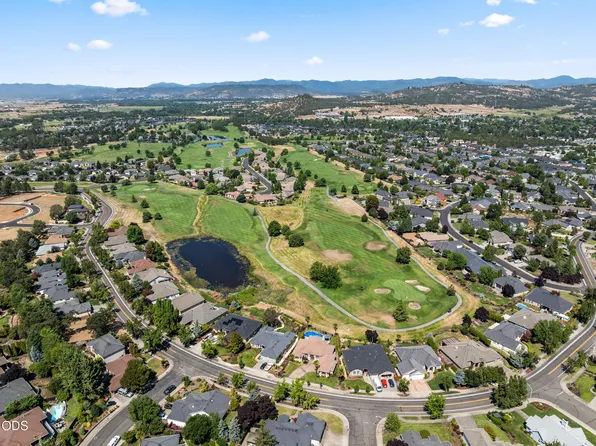 1330 Poppy Ridge Dr, Eagle Point, OR 97524