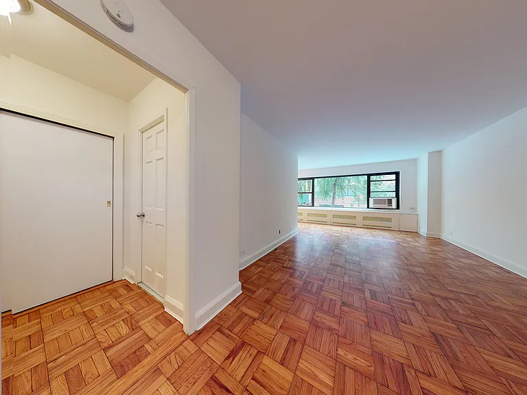 412 E 55th St #2F — Photo 3
