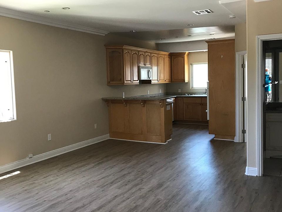 1st image of 11339 Oxnard St #A
