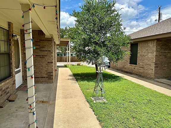 3rd image of 714 Redwood Ln #714