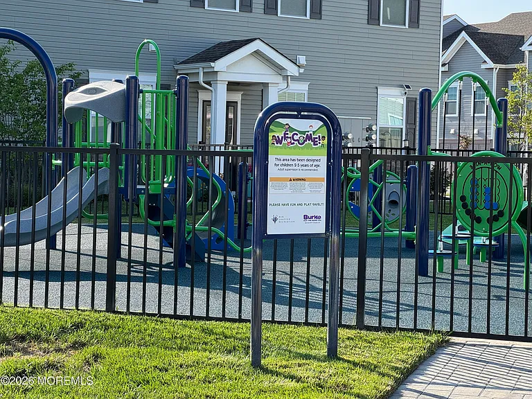 16 Theater Dr — Photo 2