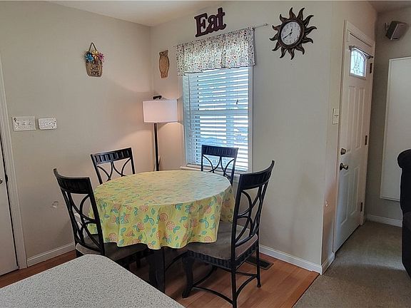 5th image of 409 W Elm St