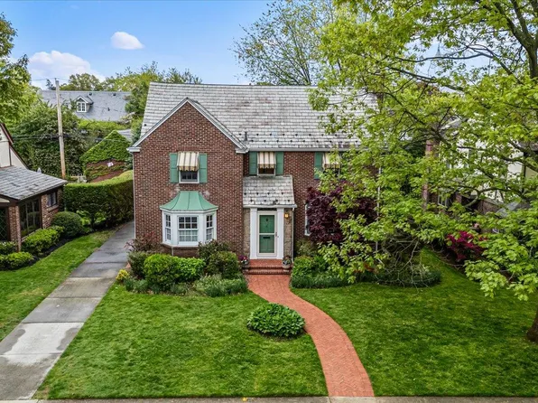 141 Tullamore, Garden City, NY 11530