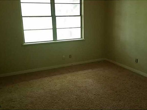 5th image of 727 Camilla Dr