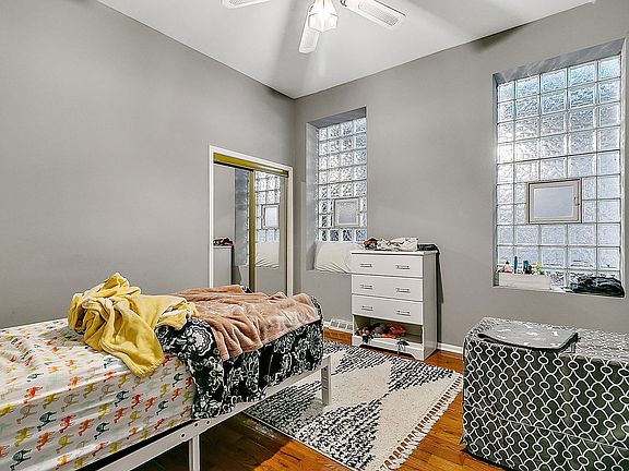 3rd image of 1611 N Wood St #2